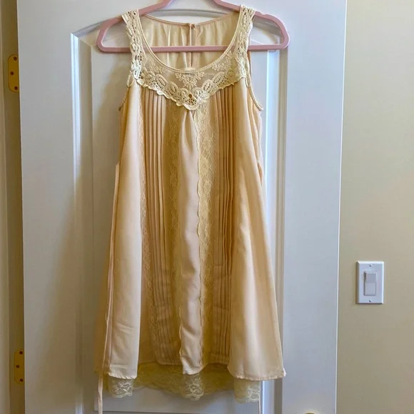 Beautiful nude coloured dress in size S - Picture 1 of 11